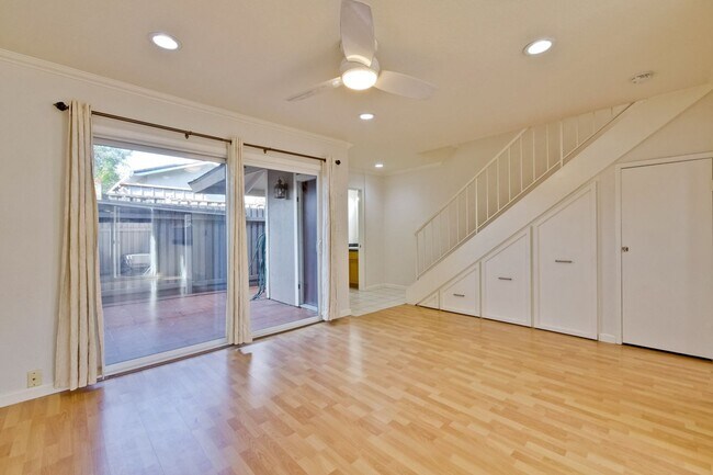 Foto del edificio - 2-Bed Cupertino Home with Private Yard, In-Unit Laundry, Pool and Clubhouse