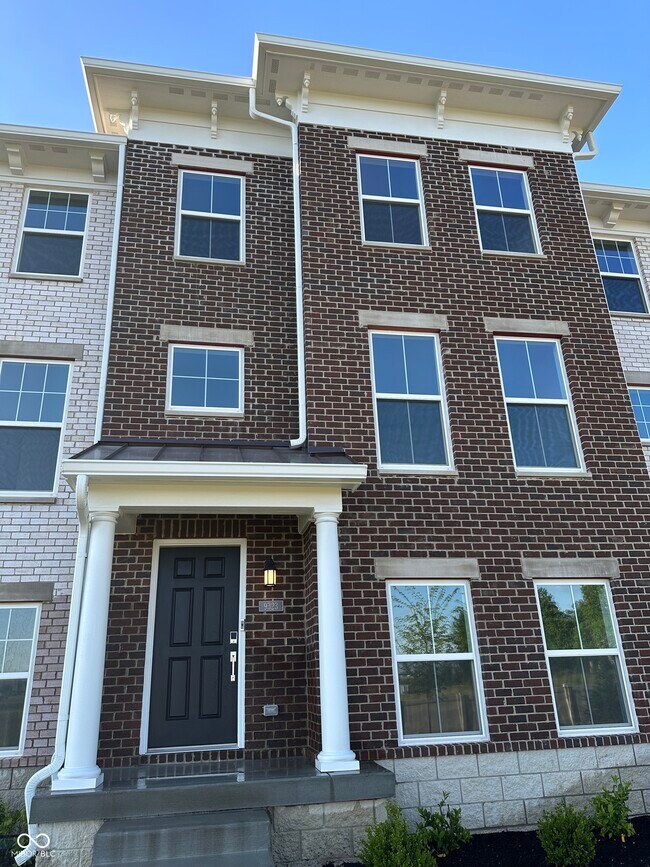 Building Photo - 9323 Clarendon Dr