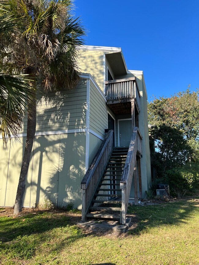 Building Photo - 2 Bedroom 1.5 Bathroom Townhouse in Winter...