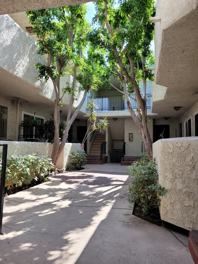 Building Photo - 3637 Glendon Ave