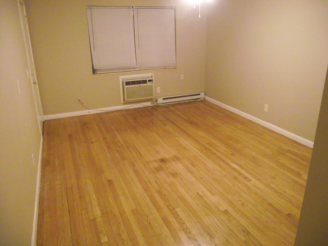 Living Room - 2740 Forbes St