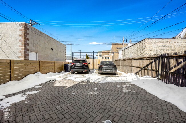 Foto del edificio - 1708 W 35th St