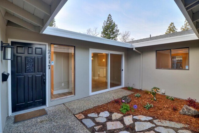 Building Photo - Luxurious single story halflex home next to Covell Park