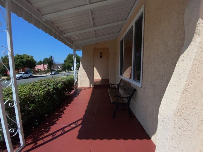 Porches en el frente - 655 Arden Ave