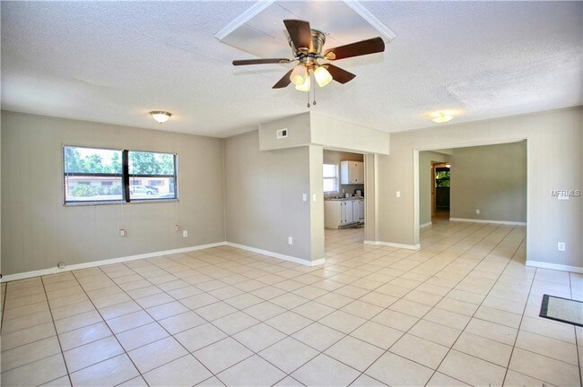 Building Photo - 6204 Perrine Dr