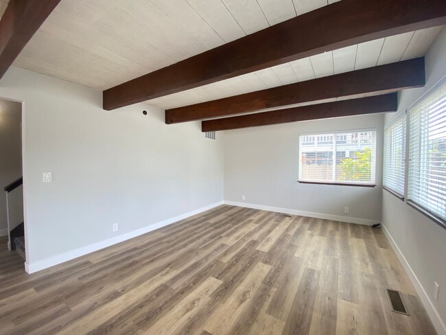 Building Photo - Beautiful and Bright Santa Cruz Home Comin...