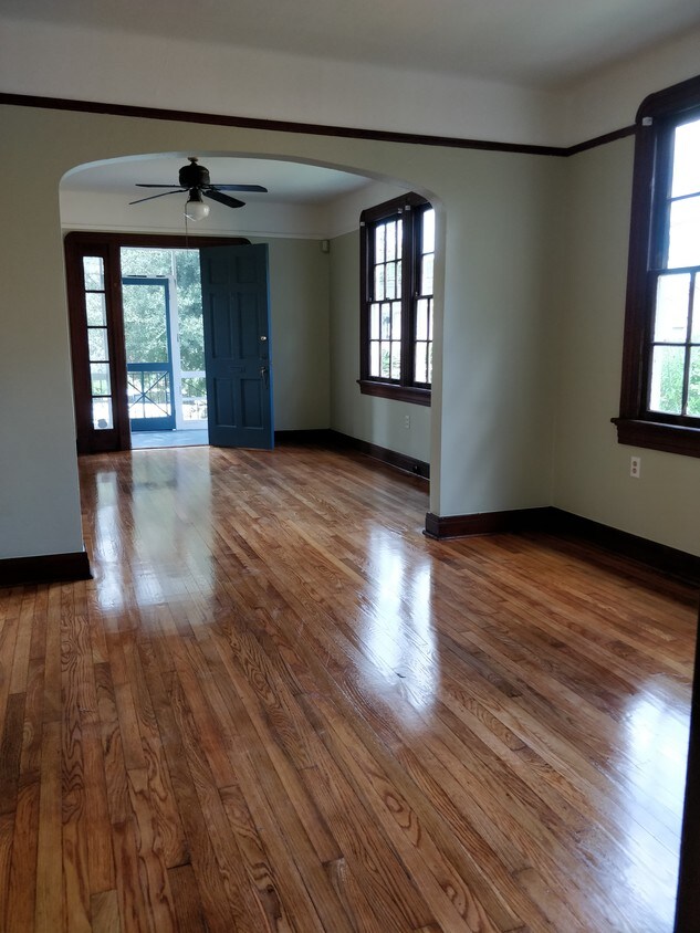 Front habitaciones con vista a puerta - 4457 Baccich St