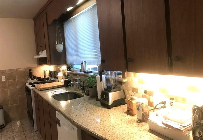 Building Photo - 17 Adams St