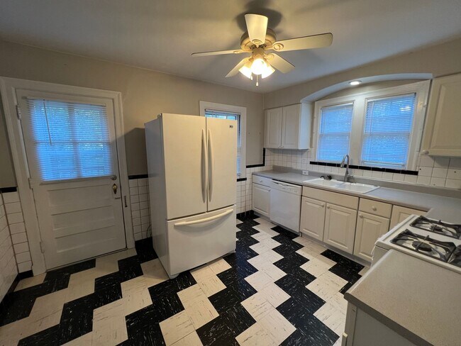 Foto del edificio - Updated 3+ Bedroom Brick Bungalow in Brentwood!