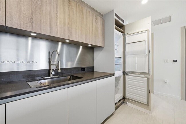 Building Photo - 1000 Brickell Plz