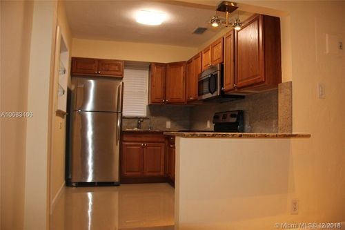 Foto principal - 221 NE 4th Ct
