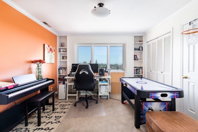 Building Photo - 710 Escalona Dr