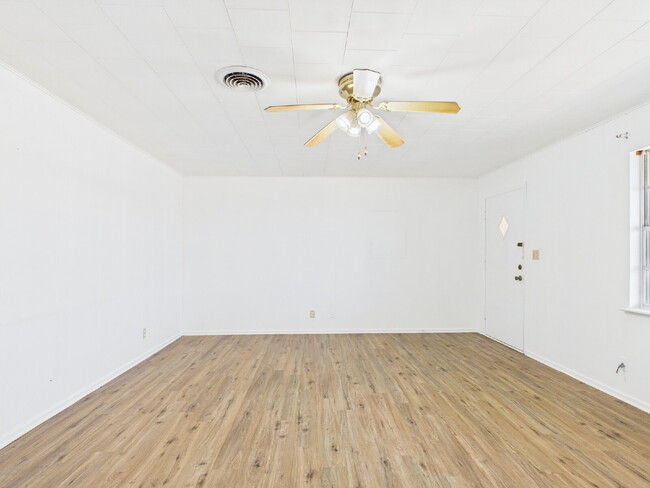 Building Photo - "Charming 1-Bedroom Haven in Fredericksbur...