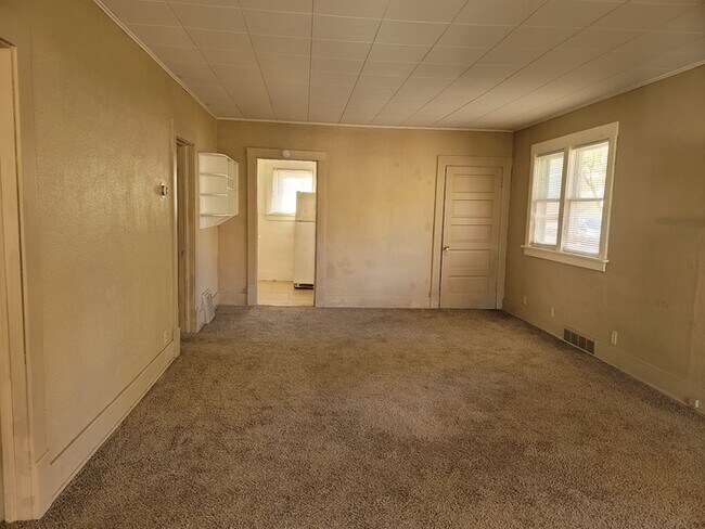 Foto del edificio - Two bedroom one bathroom w/double garage