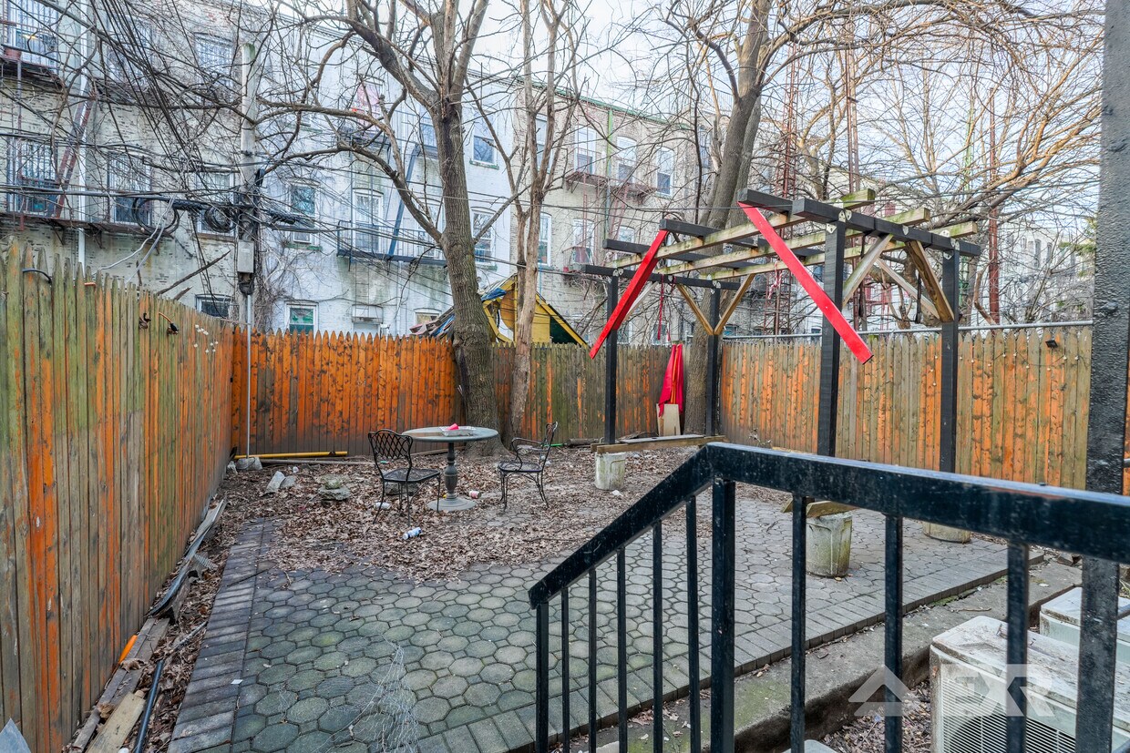 Primary Photo - 865 Hart St