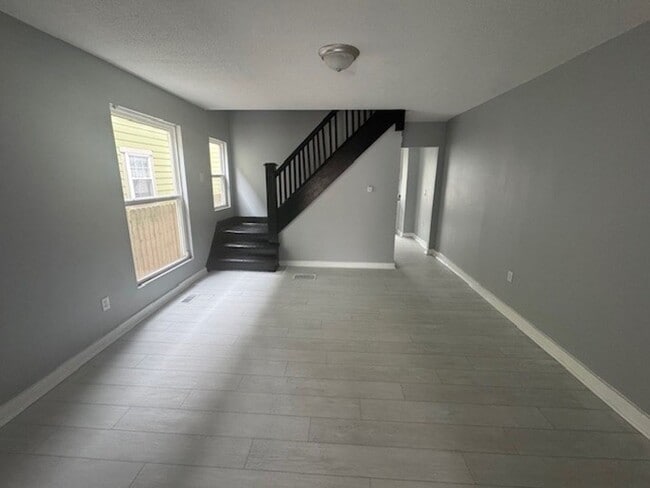 Foto del edificio - Completely Renovated 3BR/1BA Townhome located close to downtown Indy.