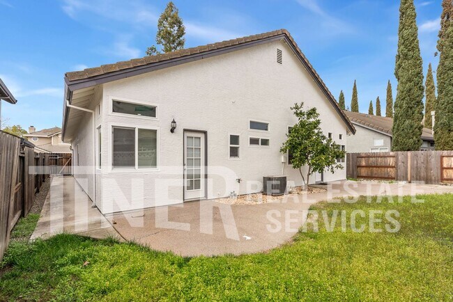 Building Photo - Beautiful Open Floor Plan with Natural Lig...