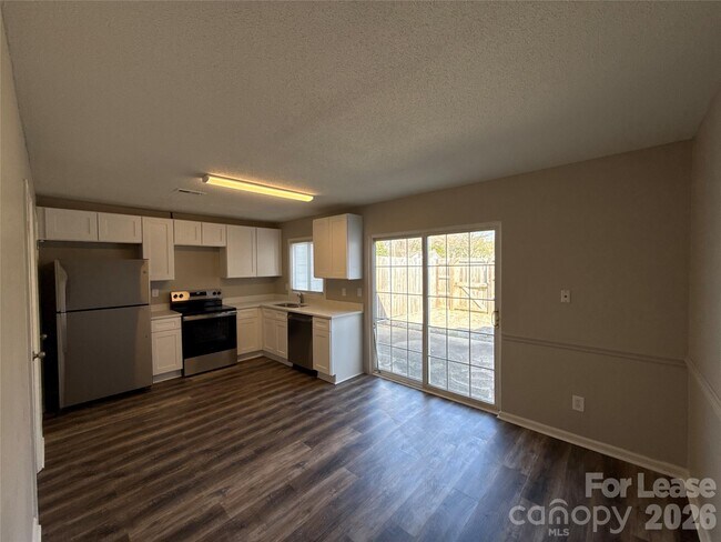 Foto del edificio - 300 N Main St