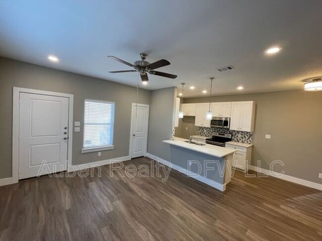 Foto del edificio - 8008 Doreen Ave