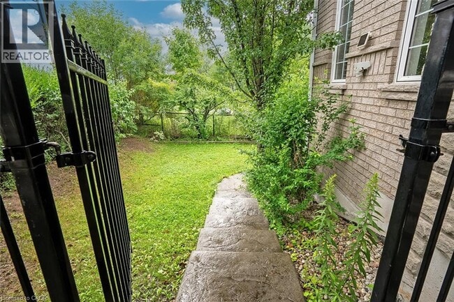 Photo du bâtiment - 5410 Duchess Ct