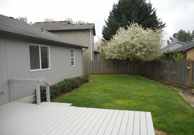 Building Photo - Updated 3 Bedroom 2 Bathroom Home in Battle Ground with Great Fully Fenced Back Yard!