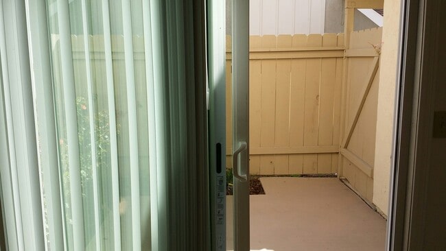 Building Photo - UTC Duplex 1475 Sq Ft 3 bedroom 1.5 ba woo...