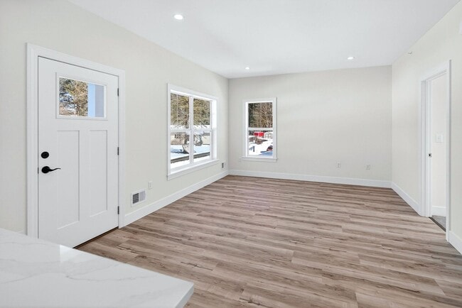 Building Photo - Hemlock Manor