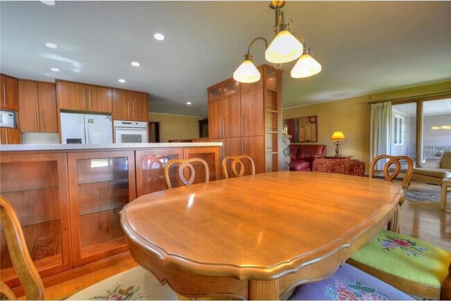 Comedor compartido - 415 12th Ave E
