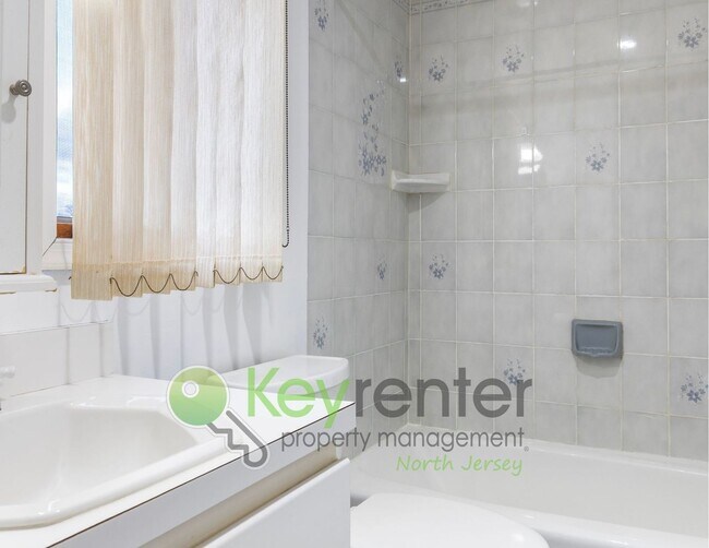 Foto del edificio - Spacious 2BR / 2.5BA Home with Huge Deck, Private Yard & Parking for 6