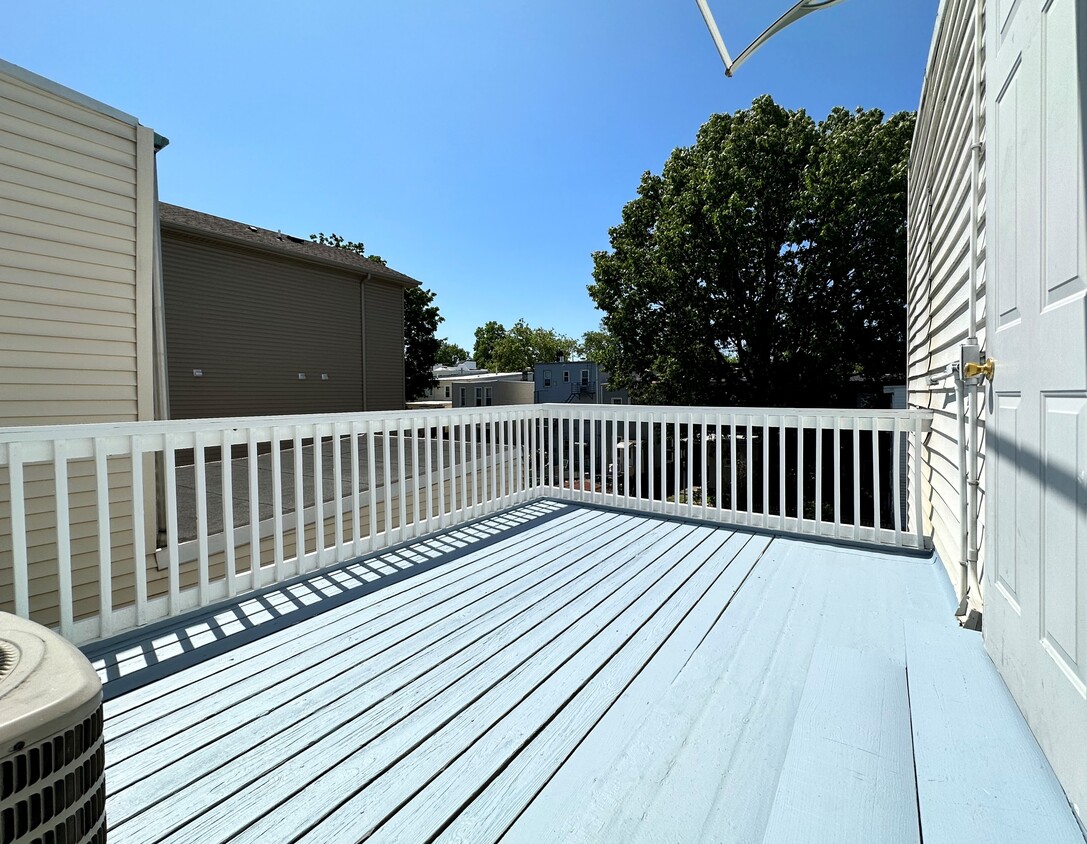 Primary Photo - 125 Zabriskie St