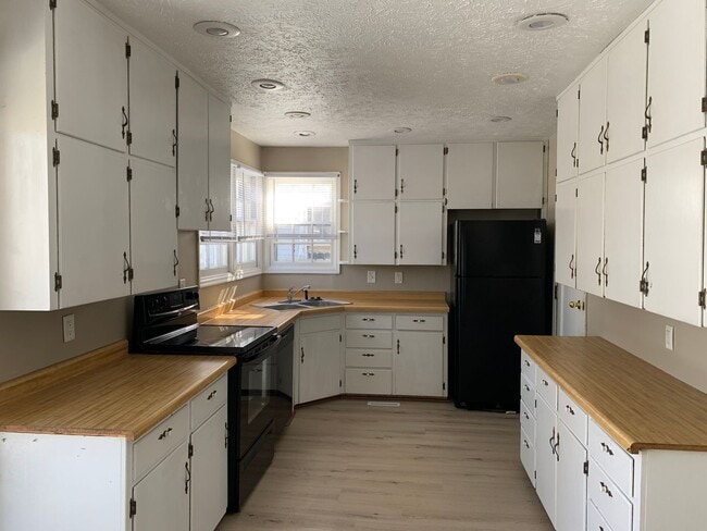 Building Photo - 4 Bedroom, 1.5 Bathroom House Available, C...