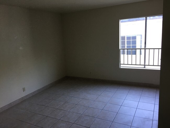 Sala de estar - 917 S Mariposa Ave