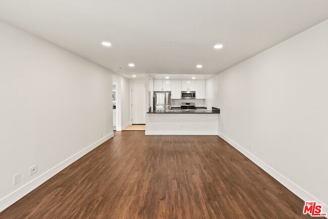 Building Photo - 16550 Vanowen St
