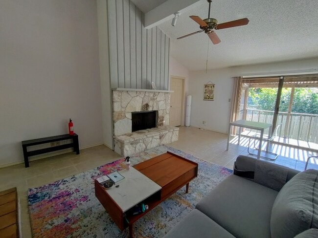 Foto del edificio - 2904 Spring Bend St