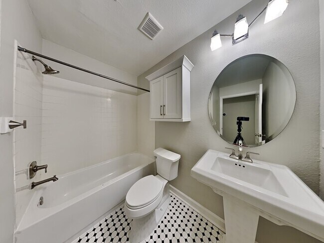 Foto del edificio - 2065 Dixie Belle Dr