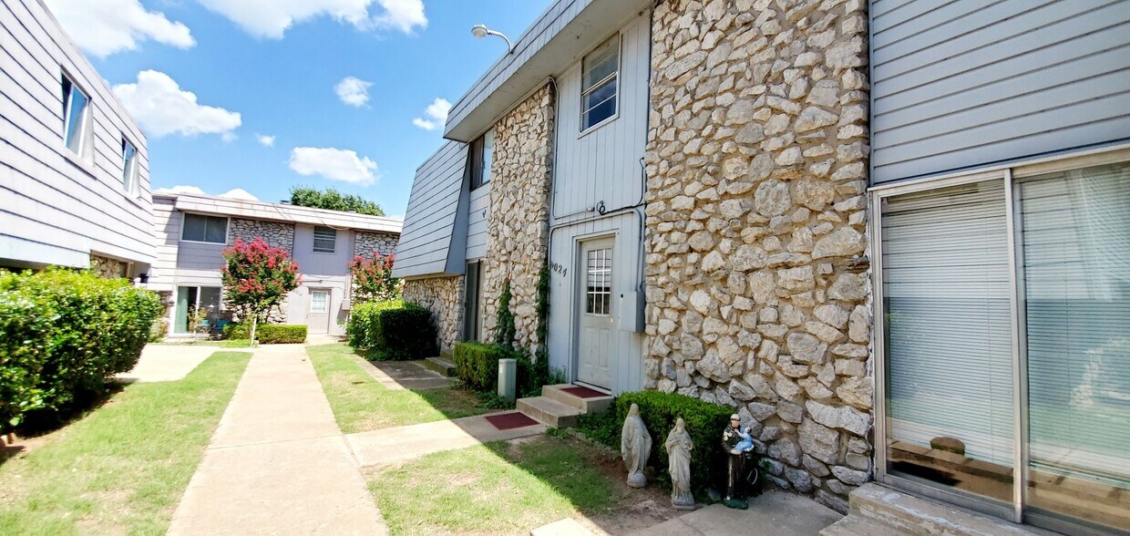 Primary Photo - 1 Bedroom 1 Bath Condo *NW Expressway*****...