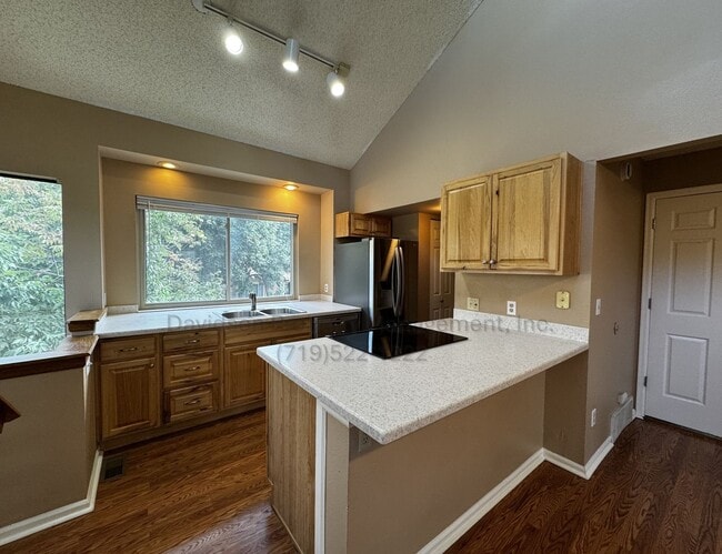 Building Photo - Charming 3-Bedroom Townhouse in Broadmoor ...