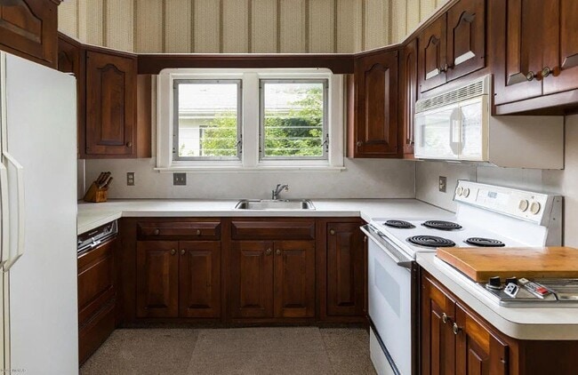 Building Photo - 470 Eleanor St NE