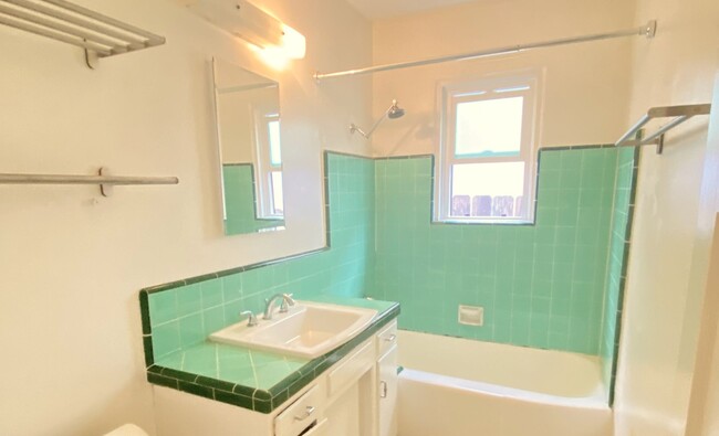Building Photo - South Park 2/Bedroom Cottage w/Garage