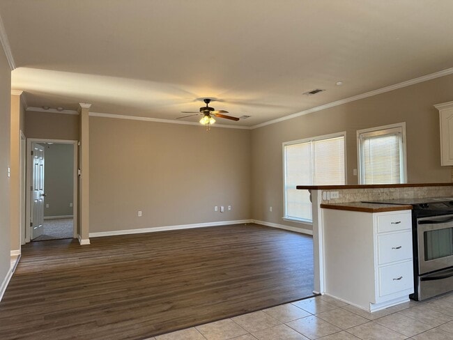 Building Photo - 1645 White Oak Cir