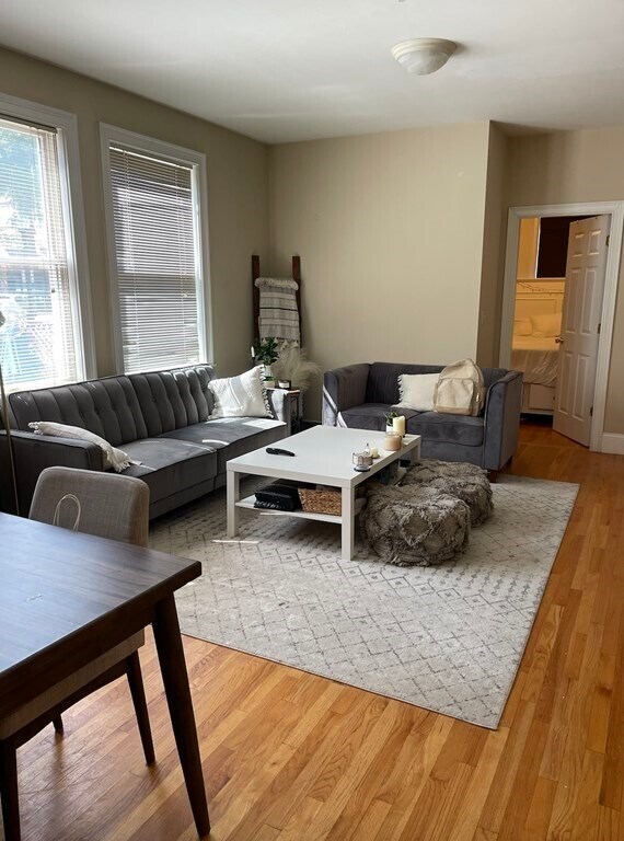 Foto del edificio - 320 W Broadway