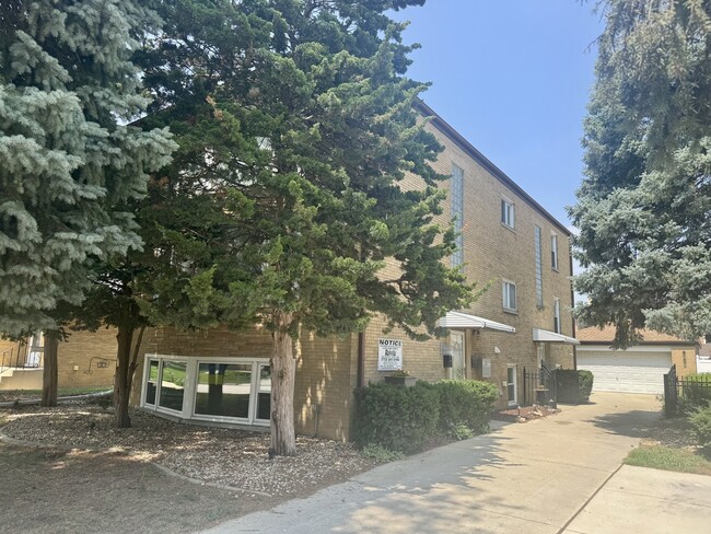 Building Photo - 10324 Canterbury St
