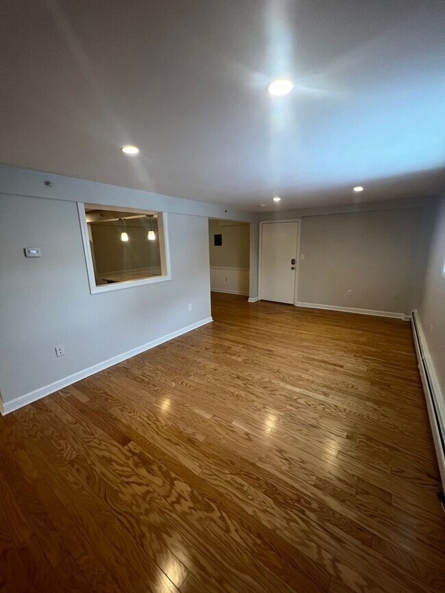 Foto del edificio - GARDEN LEVEL CONDO: 2 BED/1 BATH: Birchwoo...