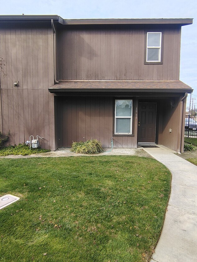 Foto principal - Condo For Rent in Corcoran! Gated Community