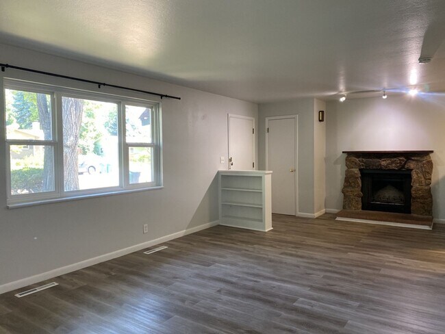 Building Photo - 3 Bed 1 Bath w/ 1 car garage West Side For...