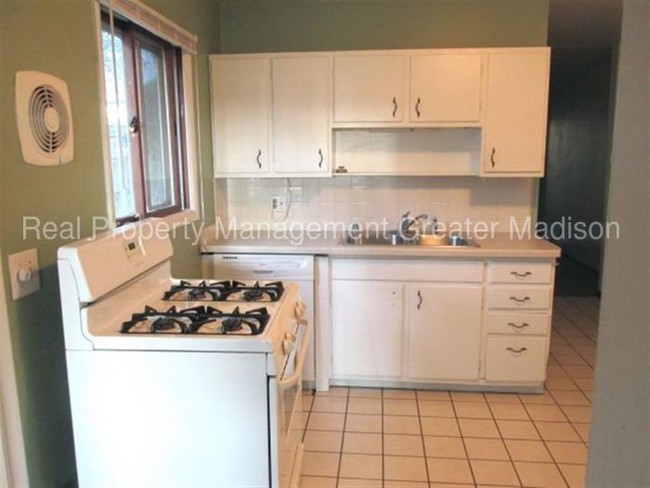 Building Photo - Cozy 2 Bedroom Duplex