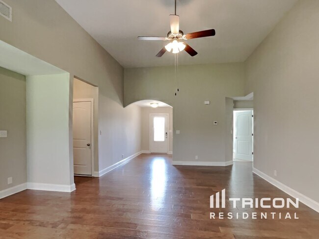 Building Photo - 616 Hollow Crst