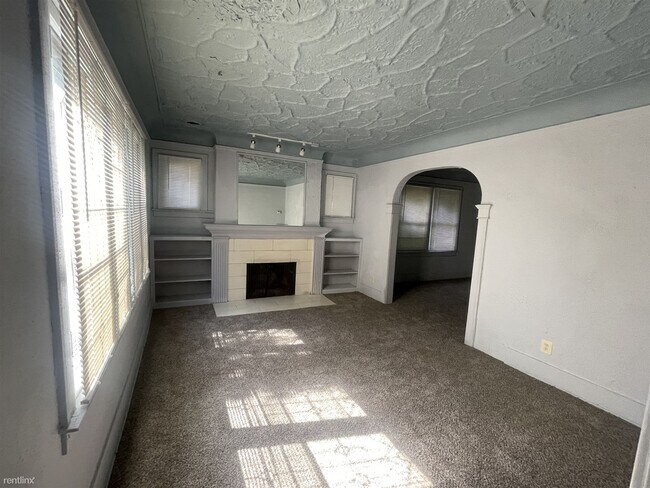 Building Photo - 2 br, 1 bath Duplex - 182 Eastlawn St Upst...