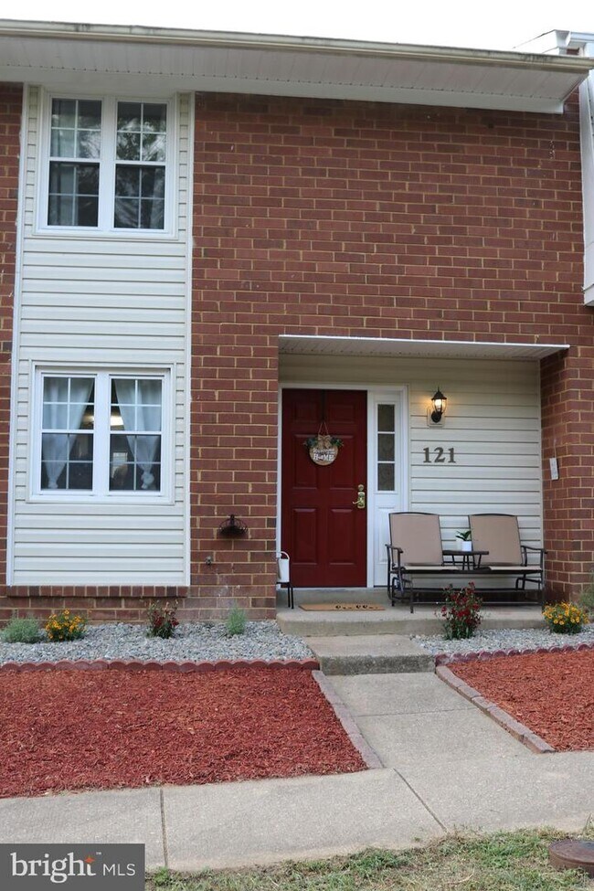 Building Photo - 121 Oak Dr