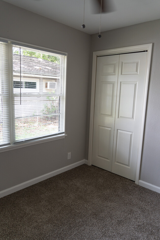 Building Photo - 1104 Southampton Dr